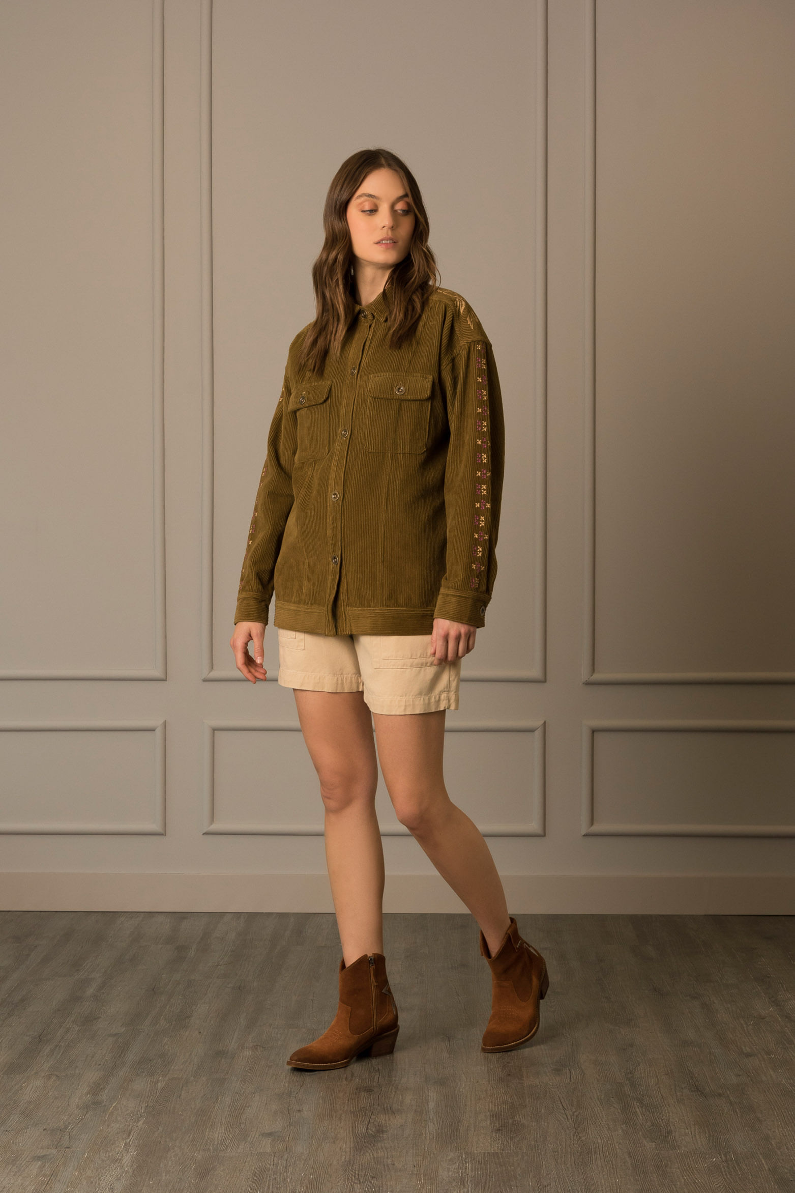 Chaqueta parca antracita para mujer bordado en contraste