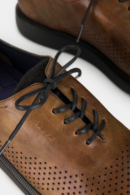 Zapatos-de-cuero-con-cordones
