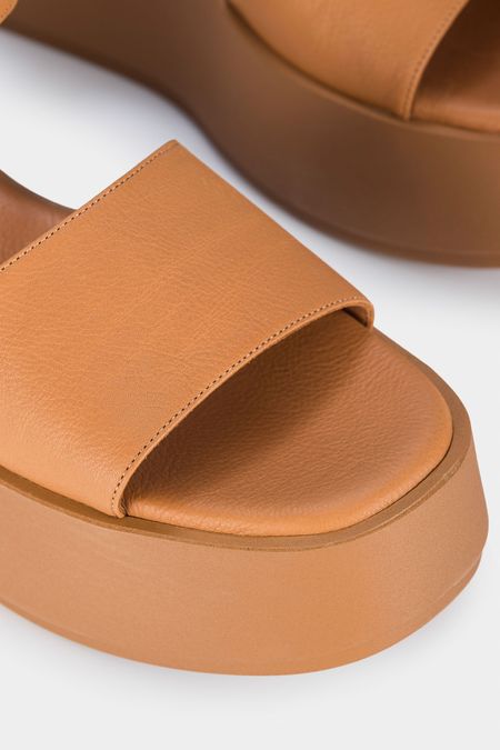 Sandalias-plataforma-de-cuero
