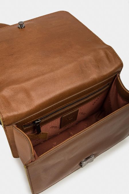 Bolso-manos-libres-de-cuero