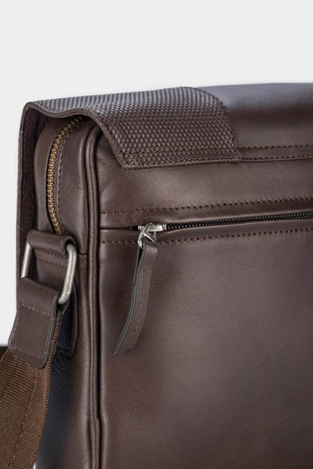 Bolso-manos-libres-de-cuero