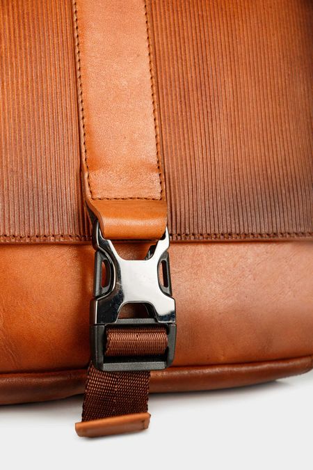 Bolso-manos-libres-de-cuero