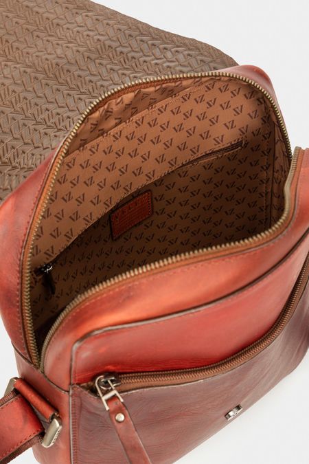 Bolso-manos-libres-de-cuero