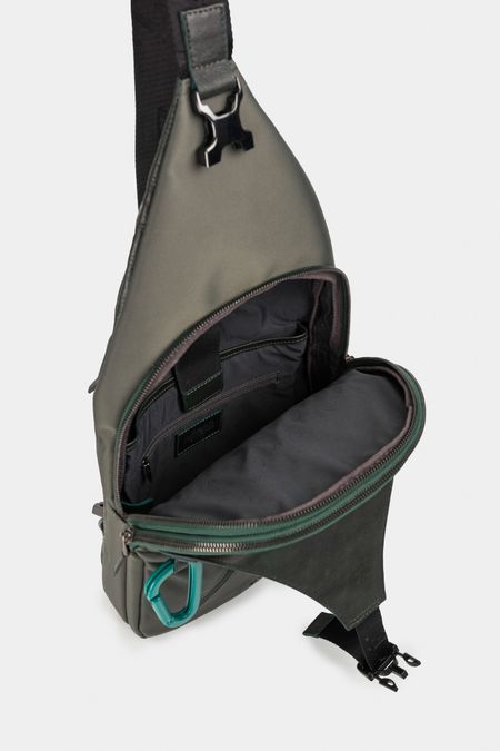 Bolso-manos-libres-de-cuero