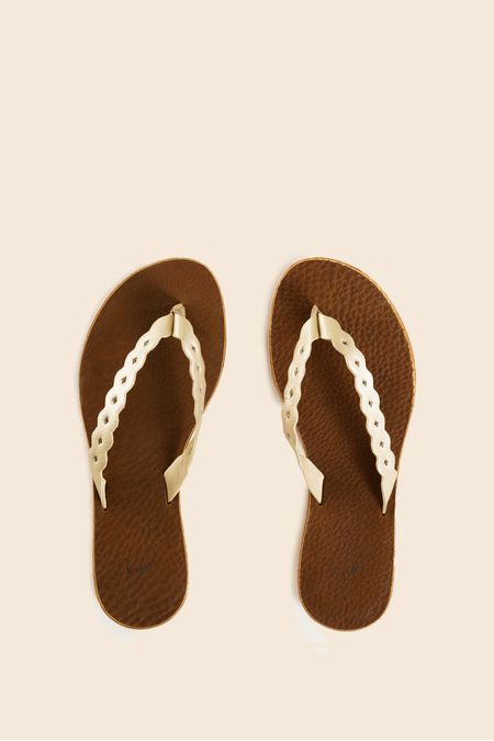 Sandalias-planas-de-cuero