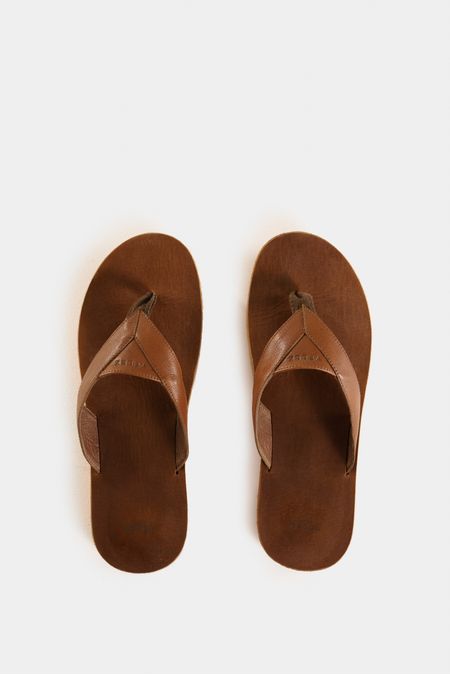Sandalias-planas-de-cuero