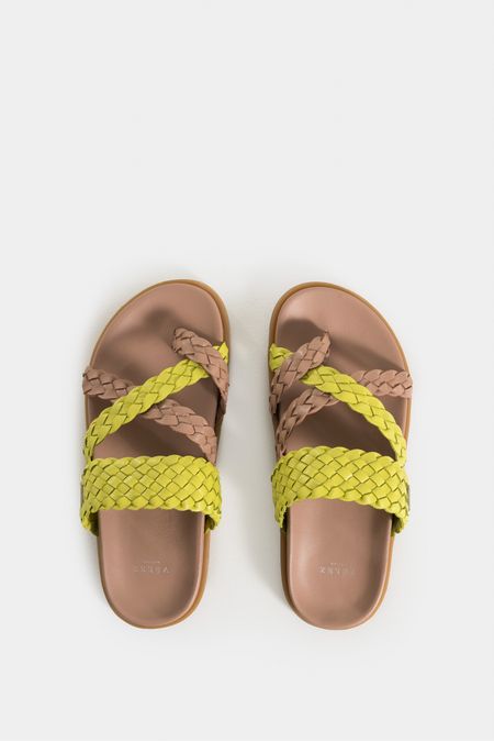Sandalias-planas-de-cuero