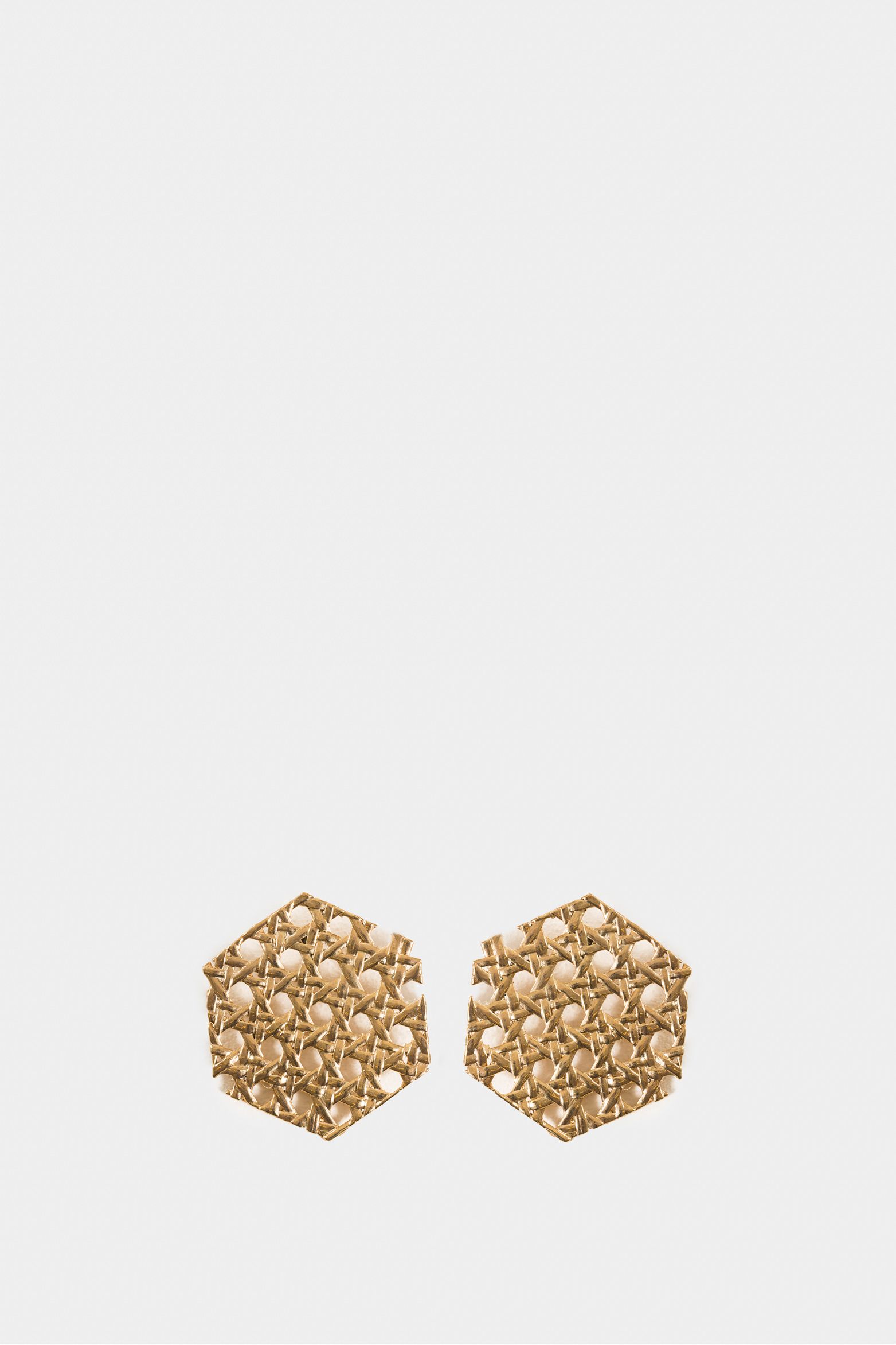 Aretes panal lafaurie en mimbre para mujer baño en oro tamaño grande
