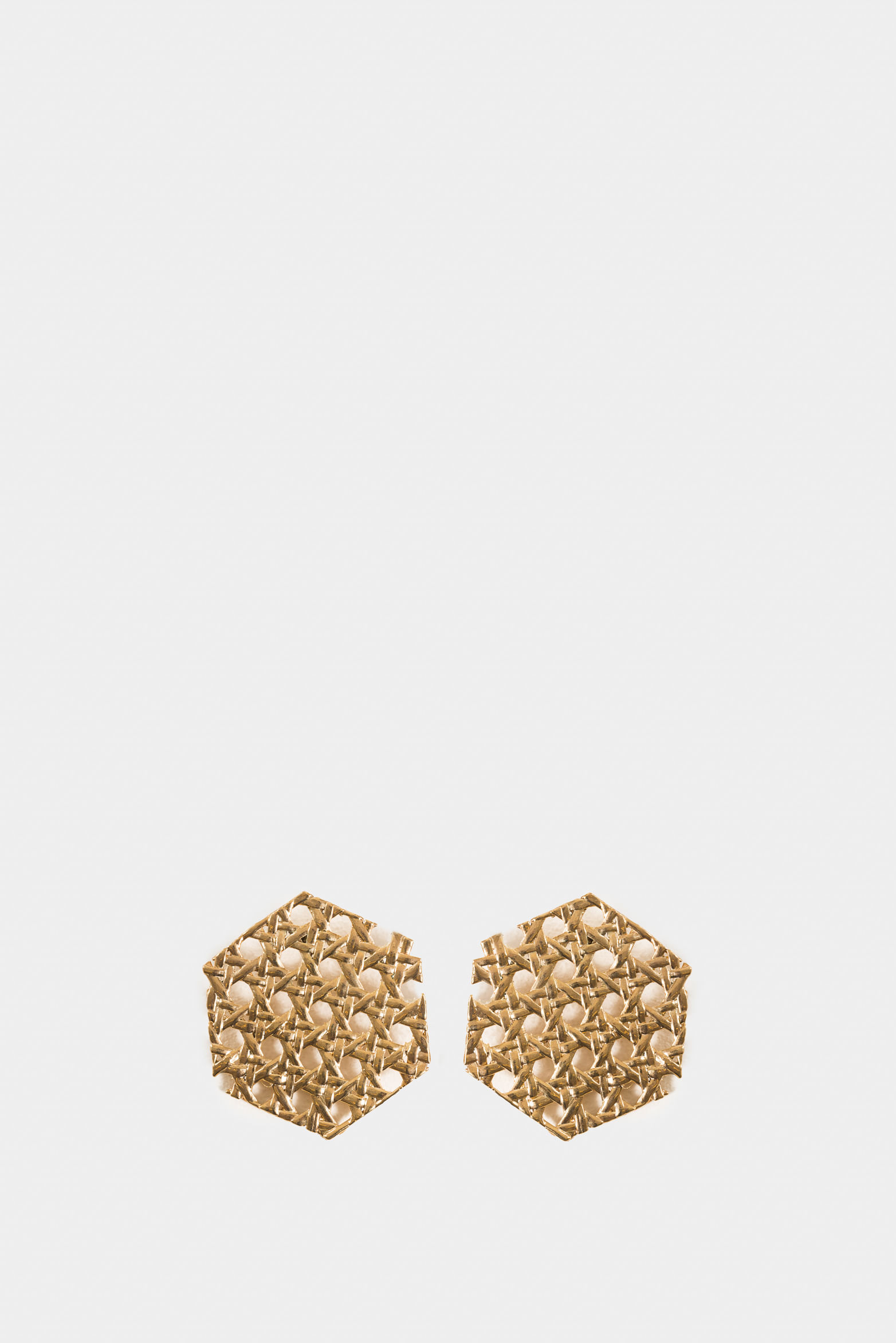 Aretes panal lafaurie en mimbre para mujer baño en oro tamaño grande