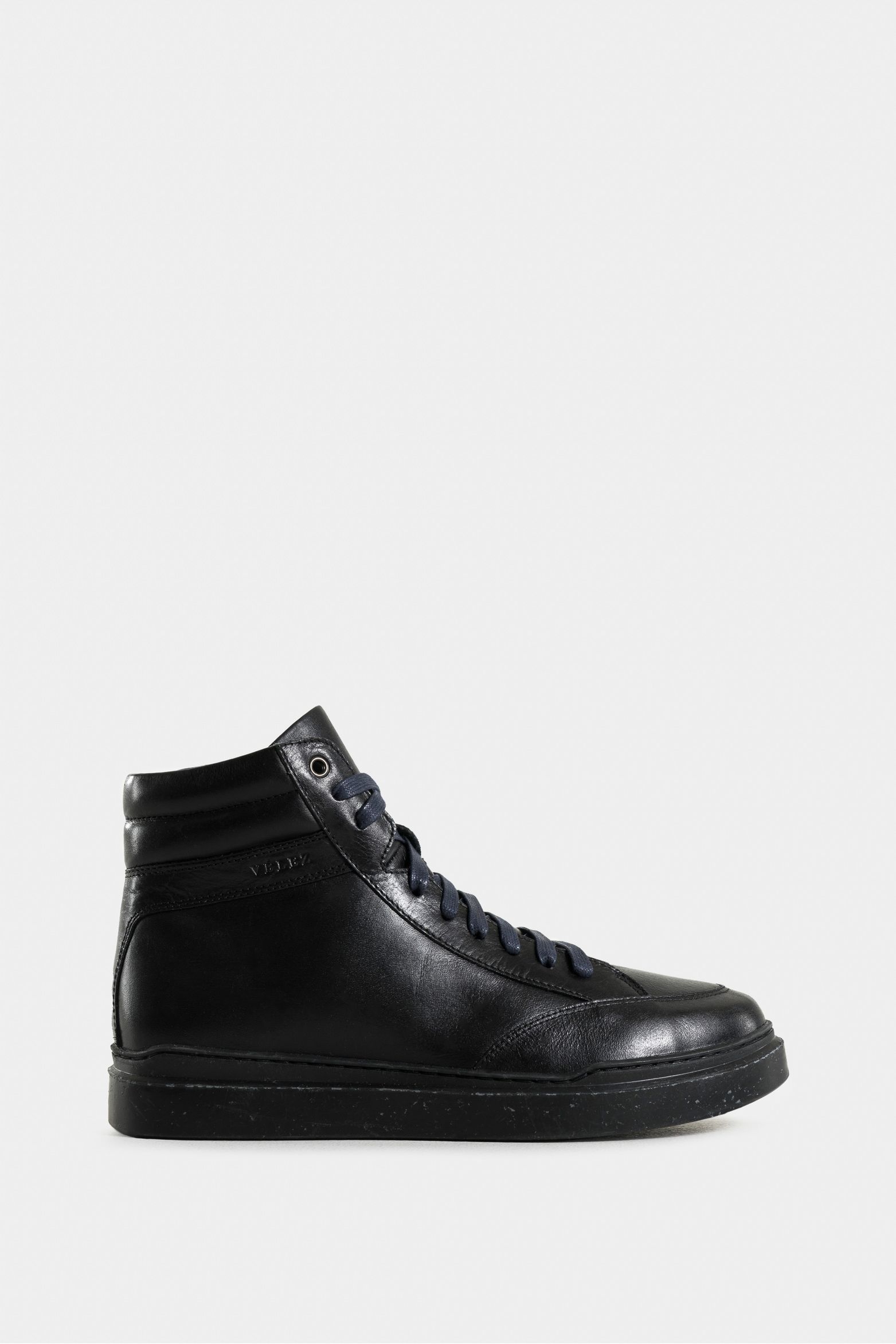 Bota árida de cuero liso para hombre silueta casual deportiva