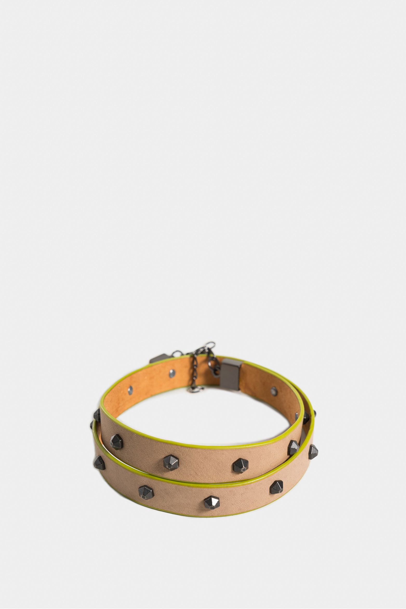 Manilla weave de cuero para mujer apliques metálicos