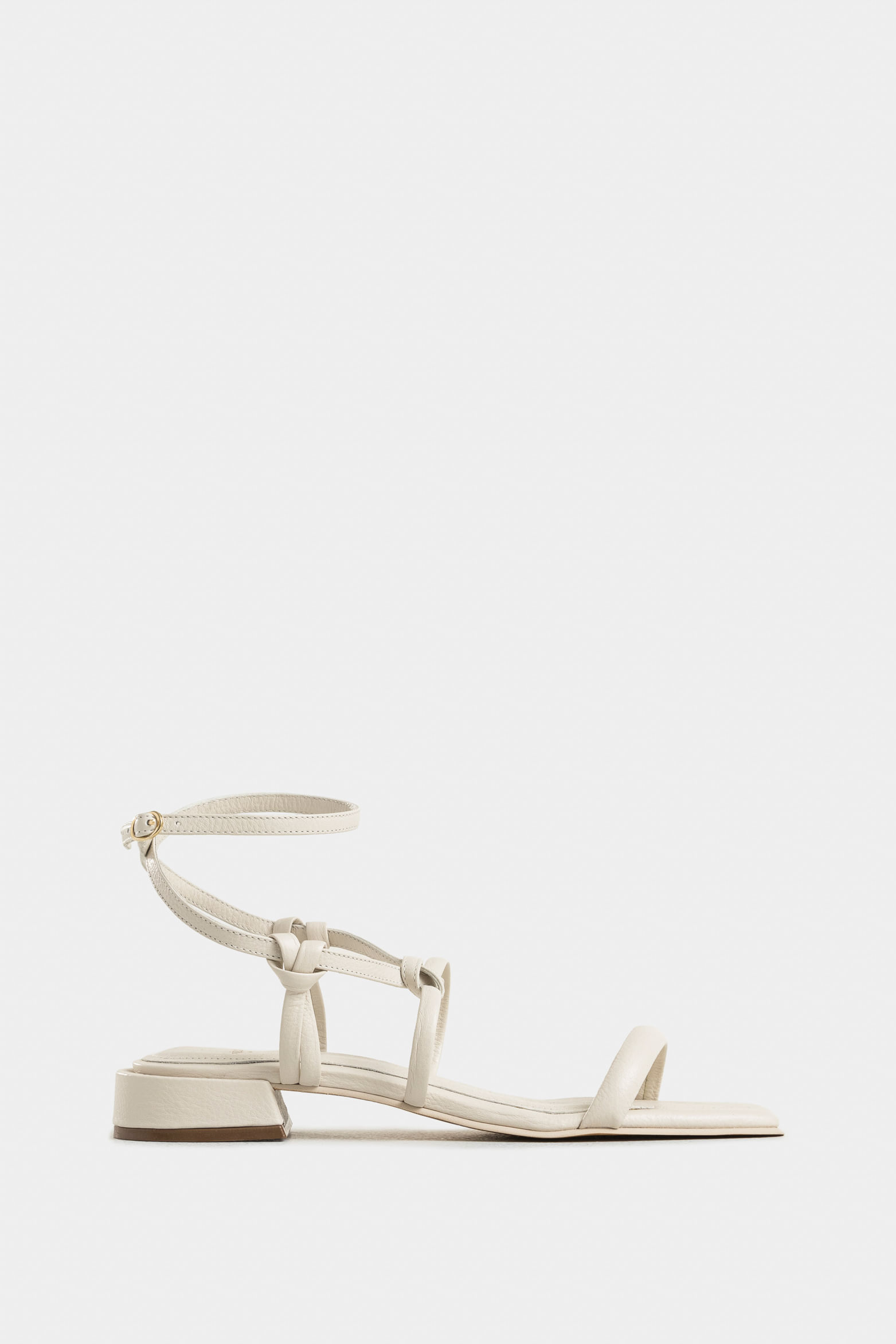 Sandalia plana rosa en cuero para mujer straps nudos