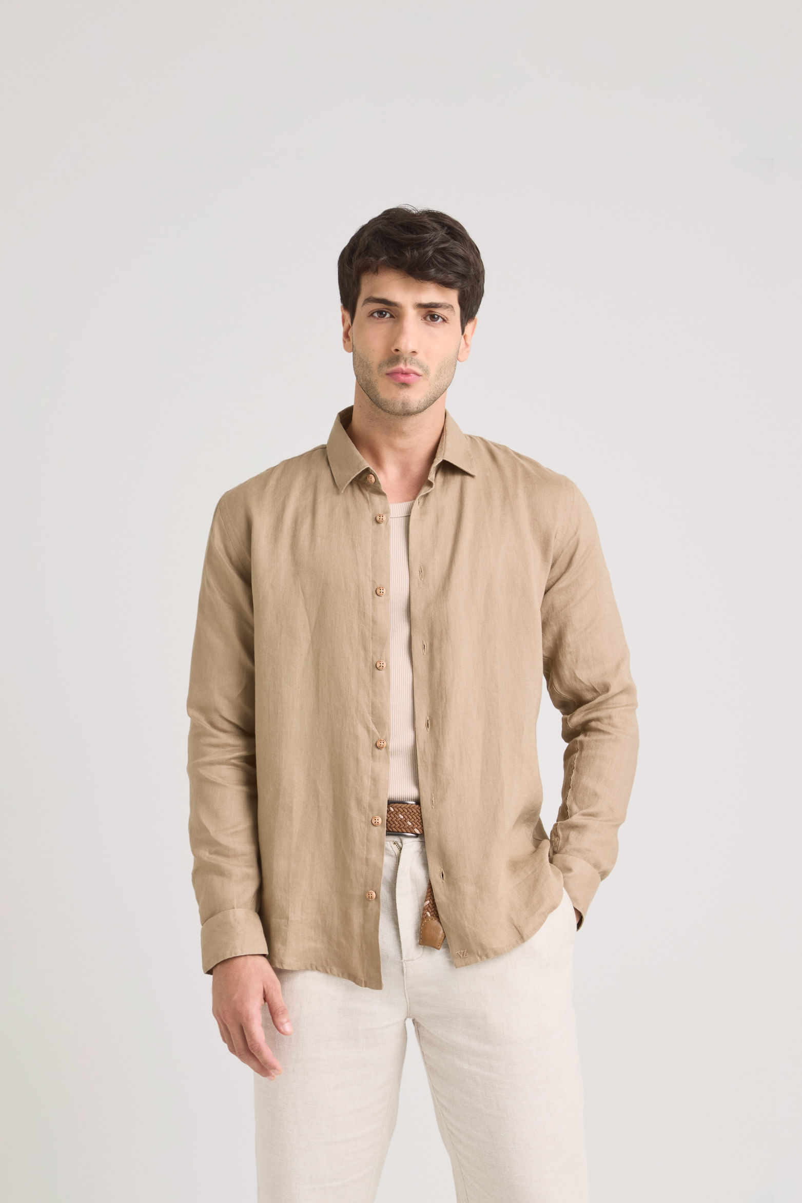 Camisa manga larga en lino para hombre silueta semi ajustada