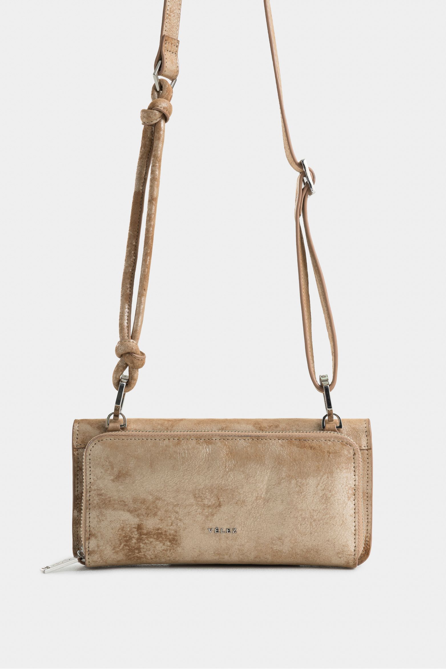 Porta chequera bianca de cuero folia para mujer cargadera anudada