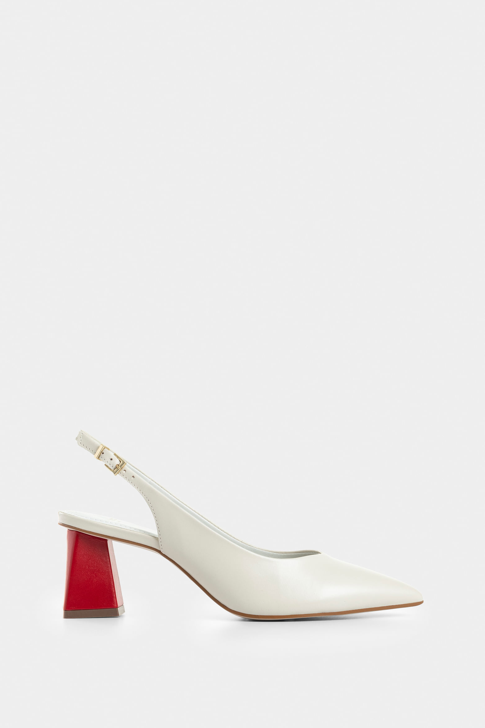 Tacones cerrados San Joaquin de cuero para mujer detalle contraste