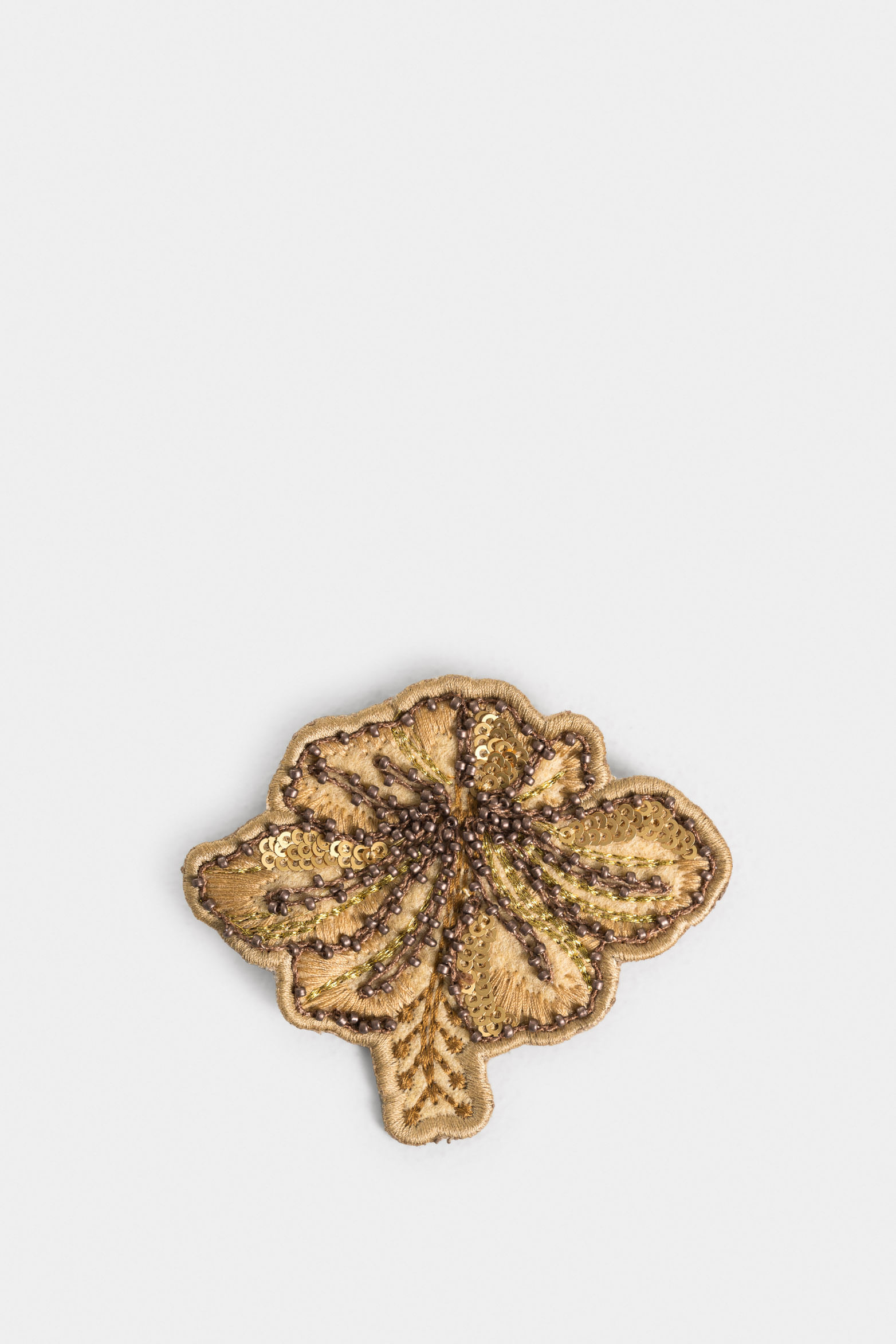 Pin flor bordado para mujer sobre textil