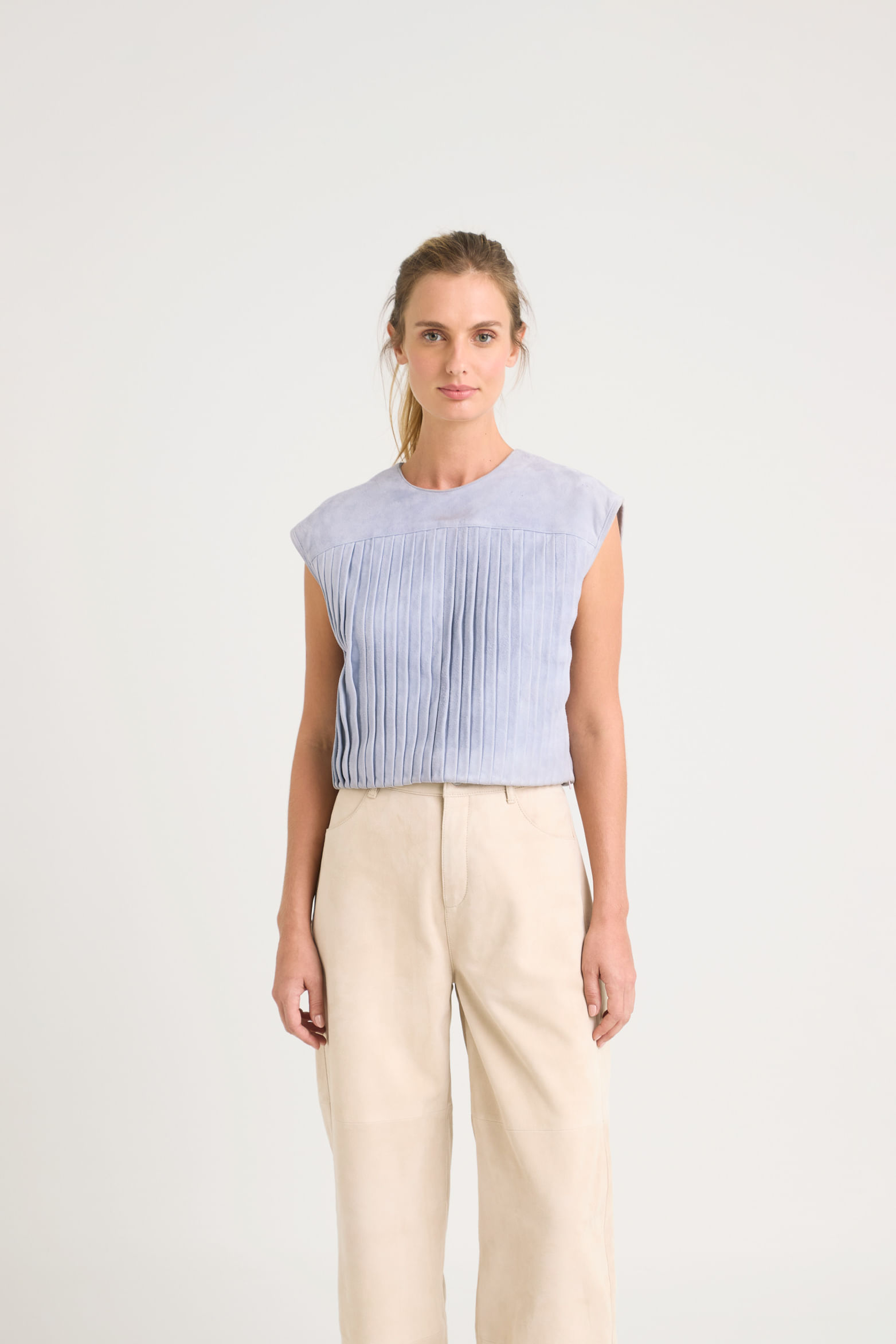 Camisa clavel en cuero gamuza para mujer detalle prenses