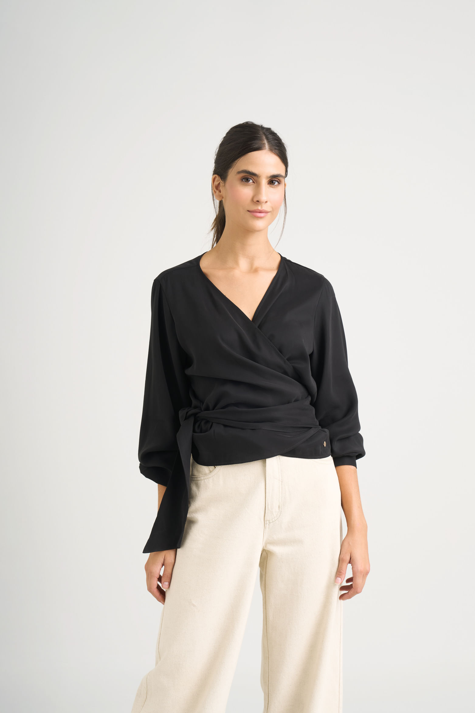 Camisa Iris silueta wrap para mujer amarre en costado