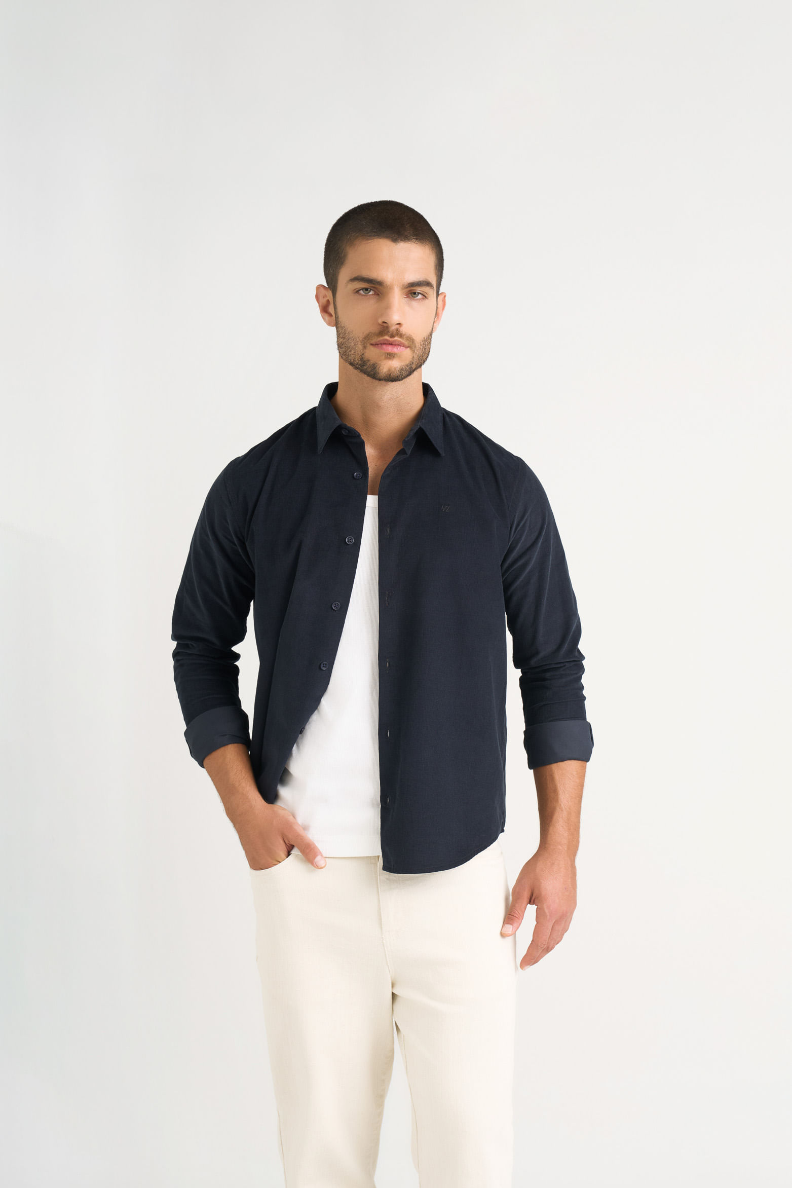 Camisa manga larga en mini corduroy para hombre detalle bordado