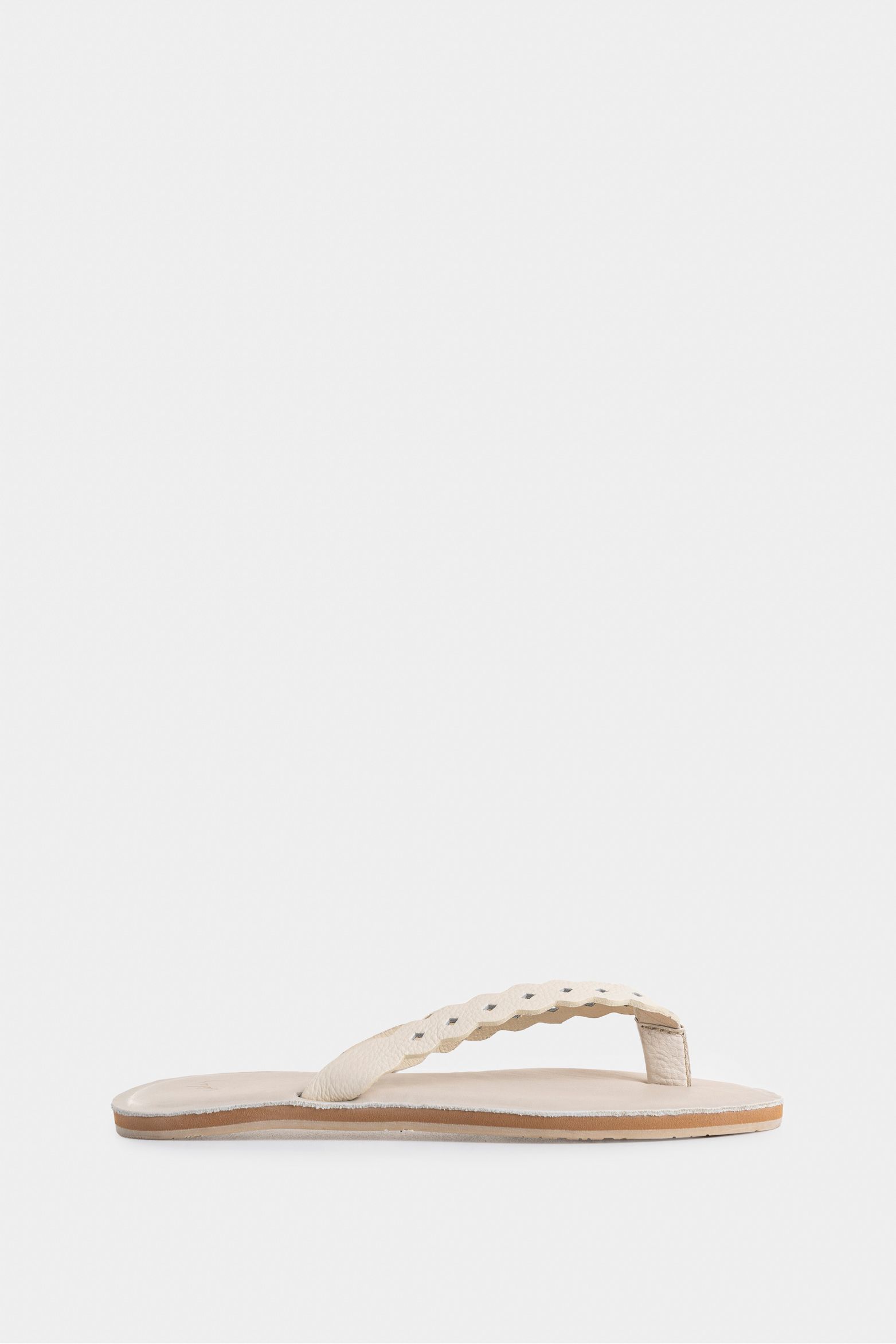 Sandalia plana bali de cuero para mujer combinación de materiales