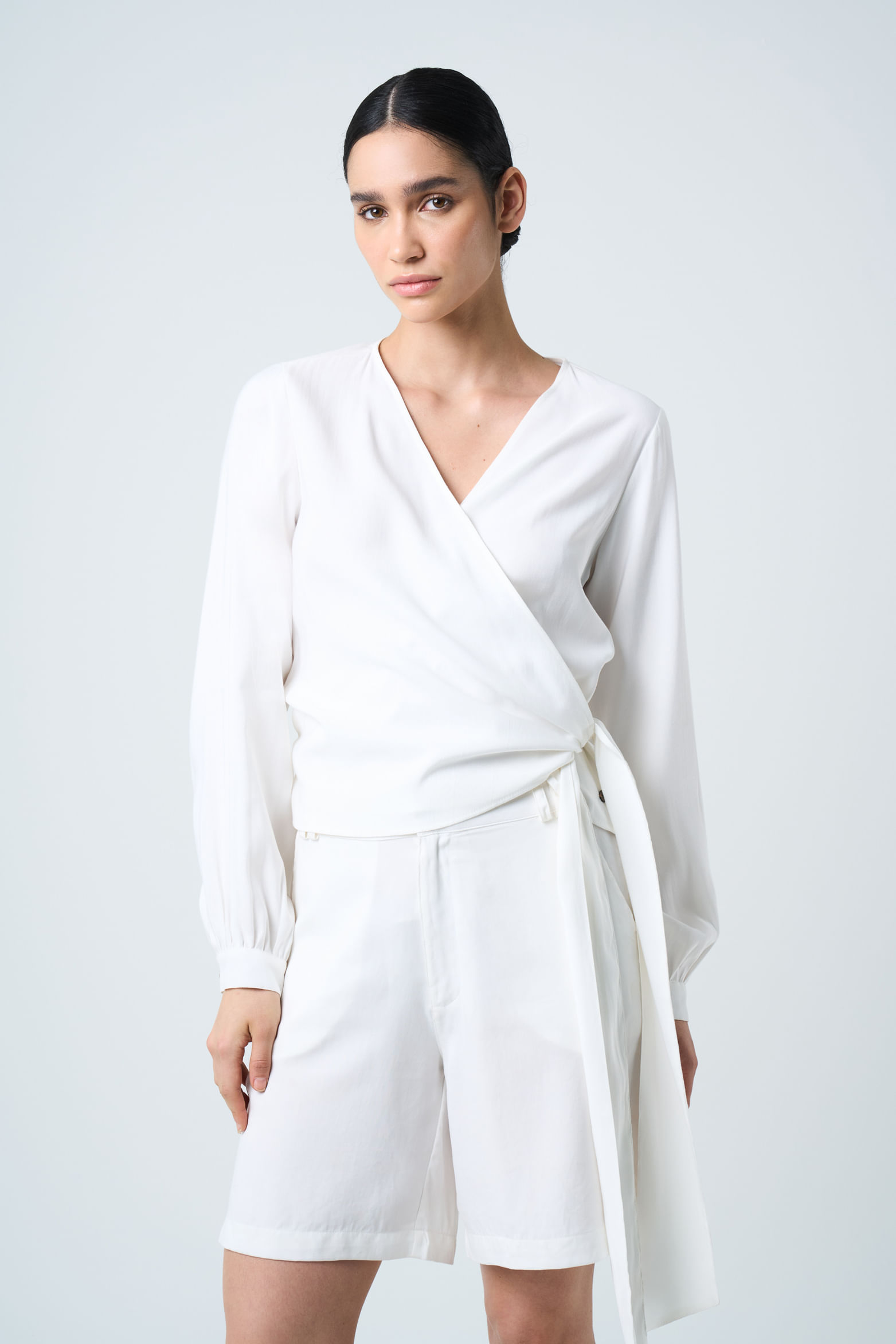 Camisa Iris silueta wrap para mujer amarre en costado