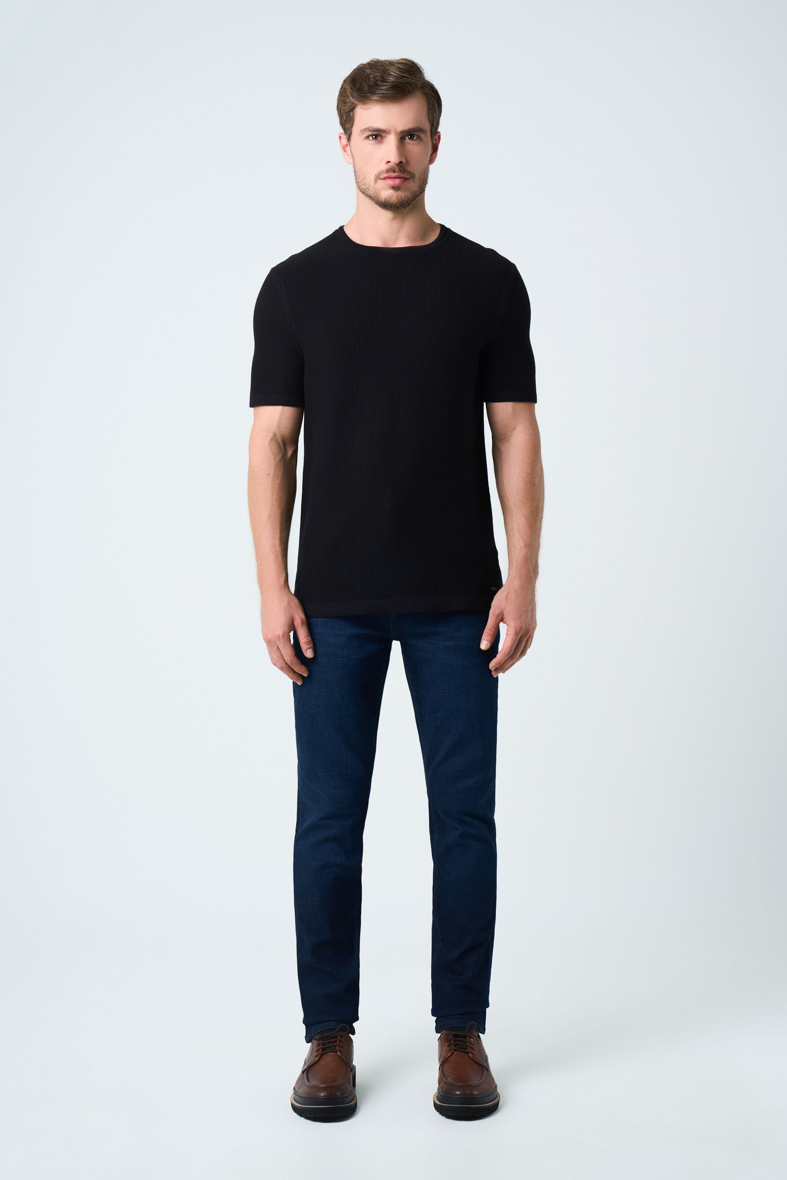 Jean trivoli semi fitted en black denim para hombre detalle cuero