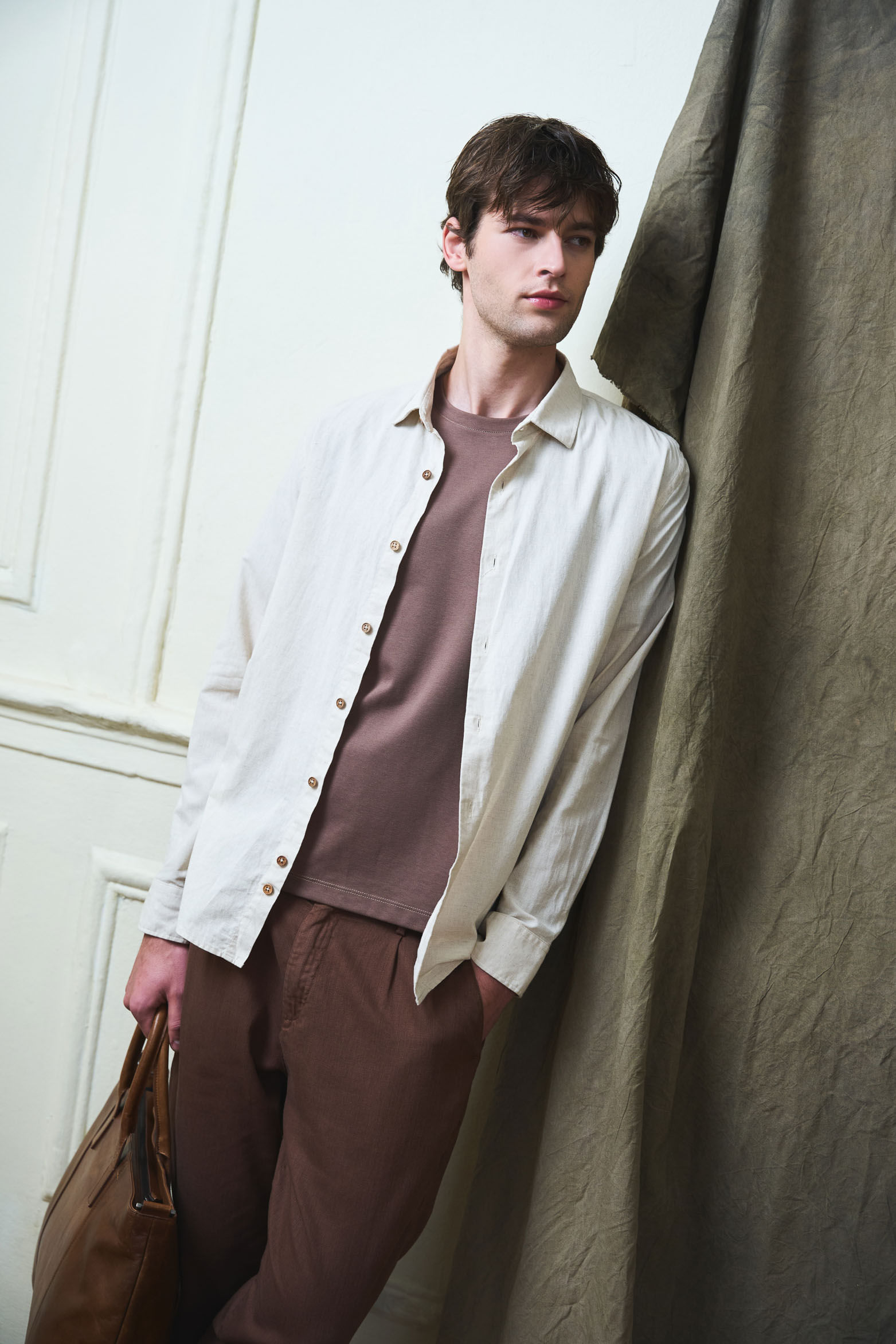 Camisa manga larga en lino para hombre silueta semi ajustada