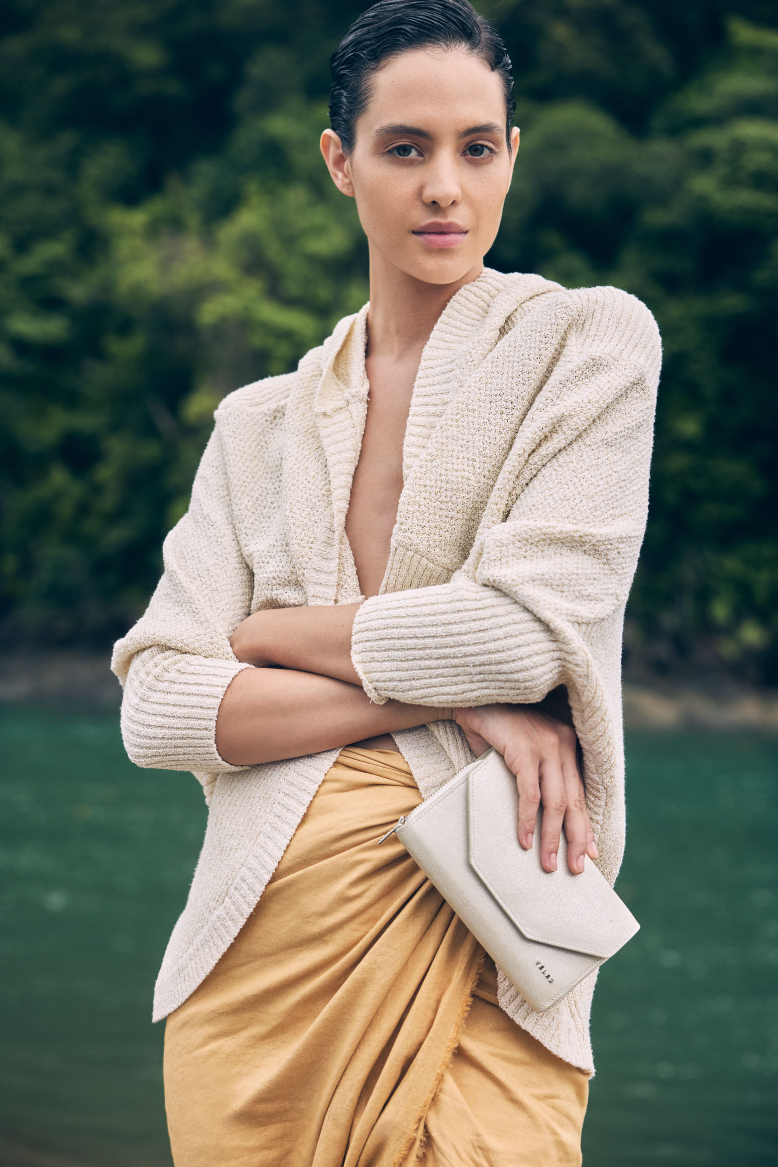 Porta celular Plutón de cuero para mujer perlado