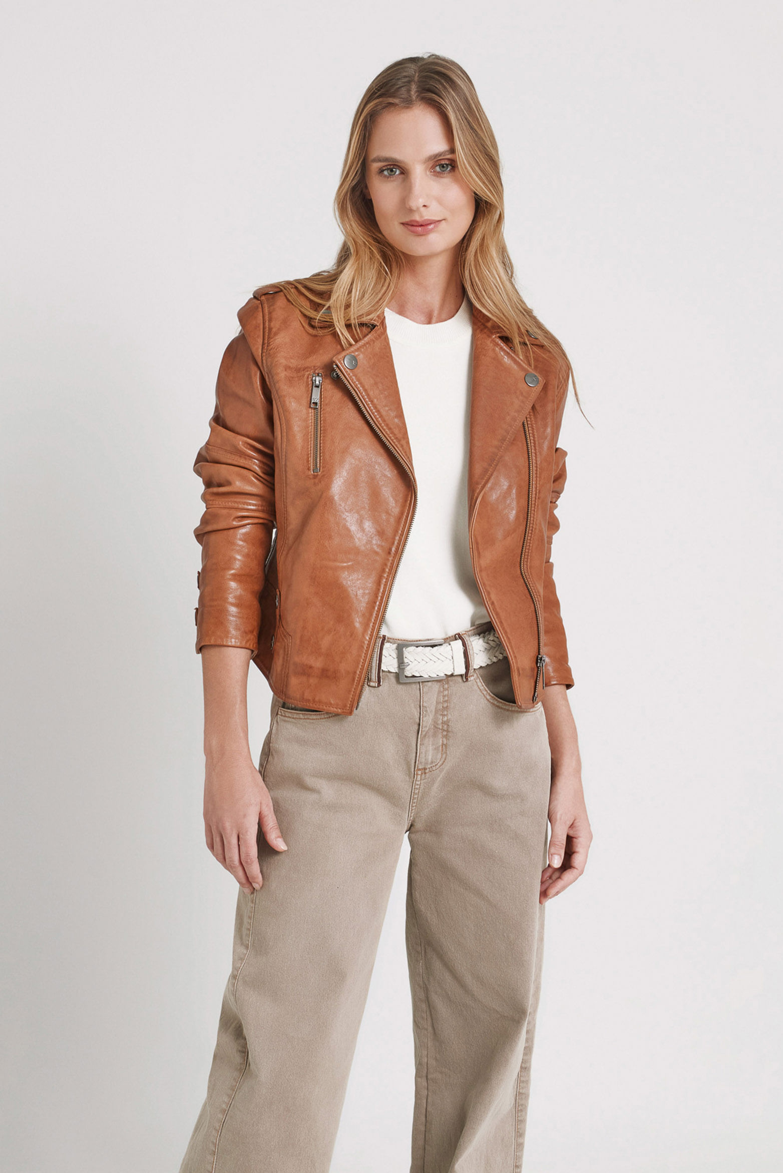 Chaqueta biker natura de cuero para mujer semi ajustada