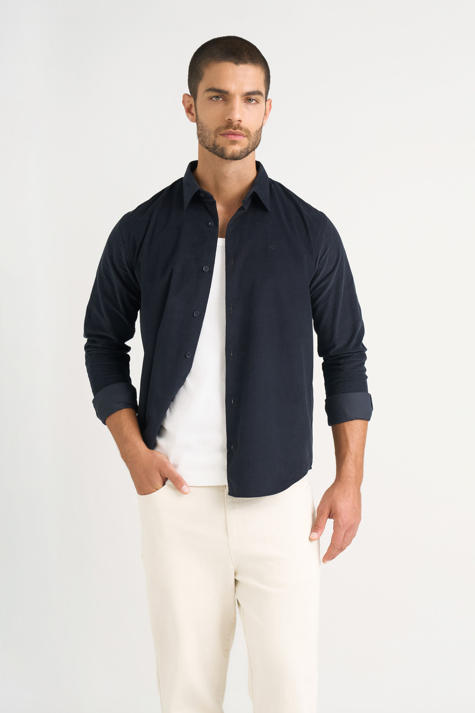 Camisa manga larga en mini corduroy para hombre detalle bordado