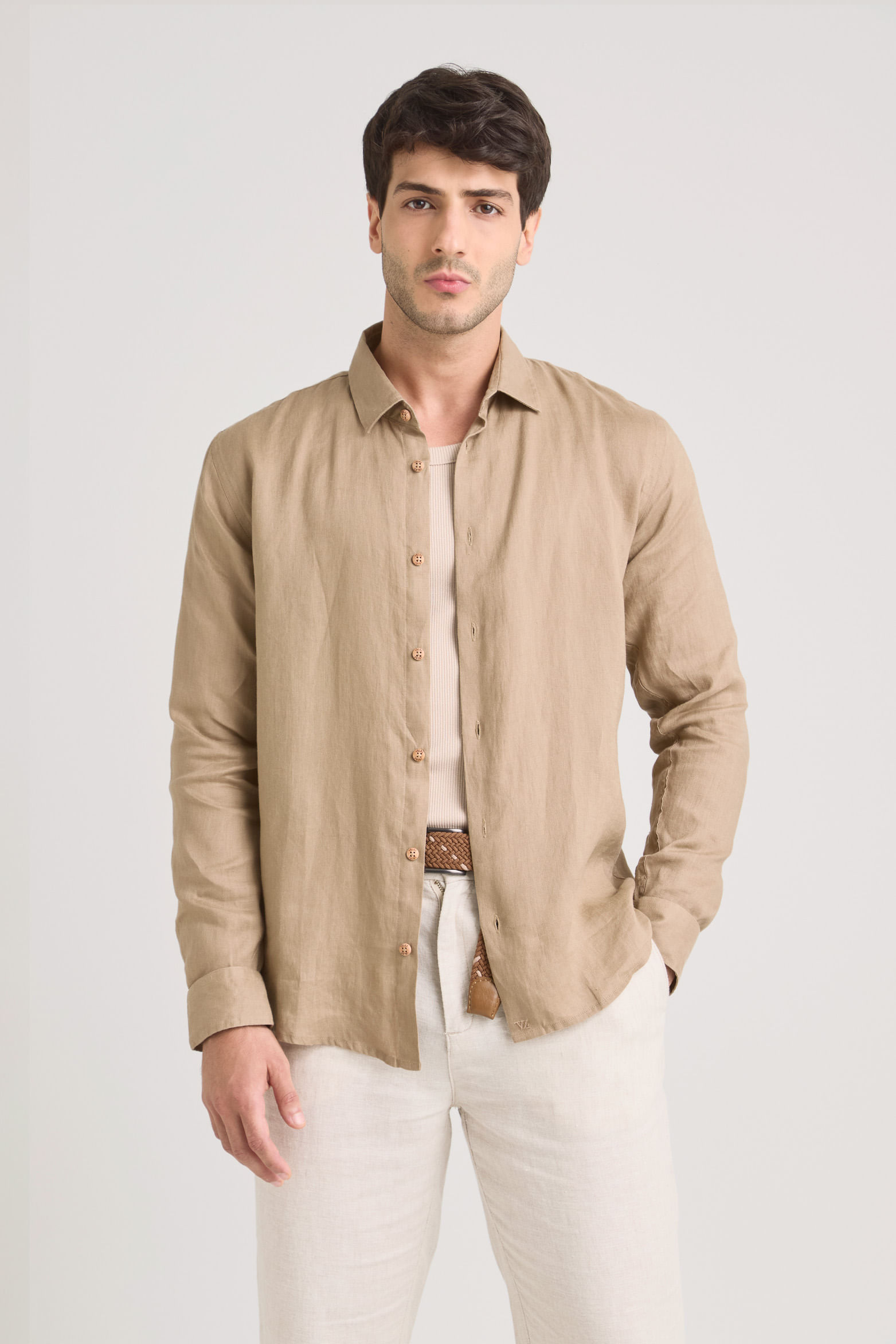 Camisa manga larga en lino para hombre silueta semi ajustada