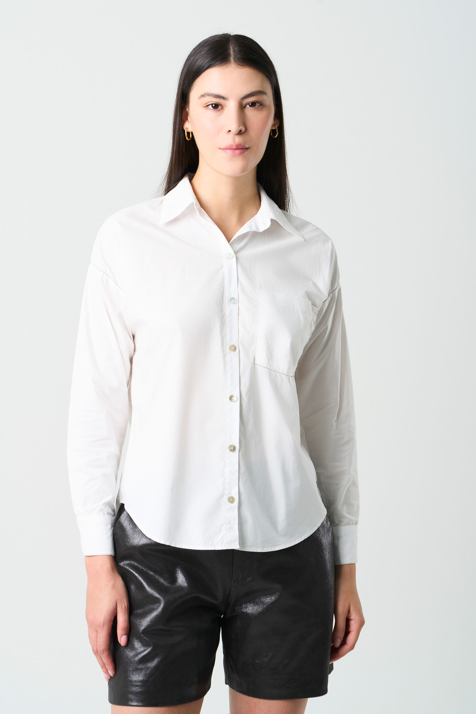 Camisa manga larga Basic en tejido plano para mujer detalle millaré